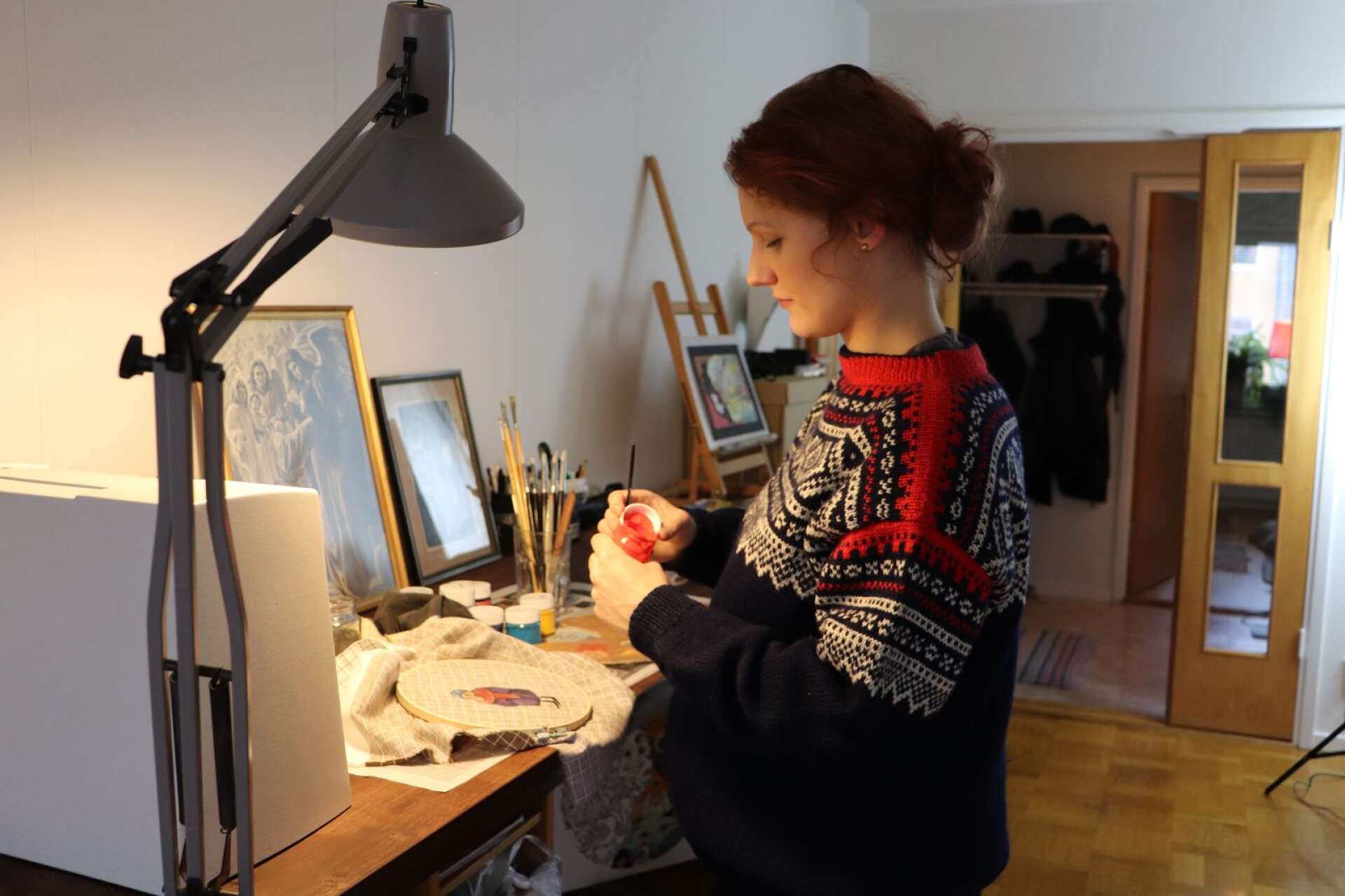 Utöver sina illustrationer har Malin även flera andra sidoprojekt. Här övar hon på att måla på tyg. 