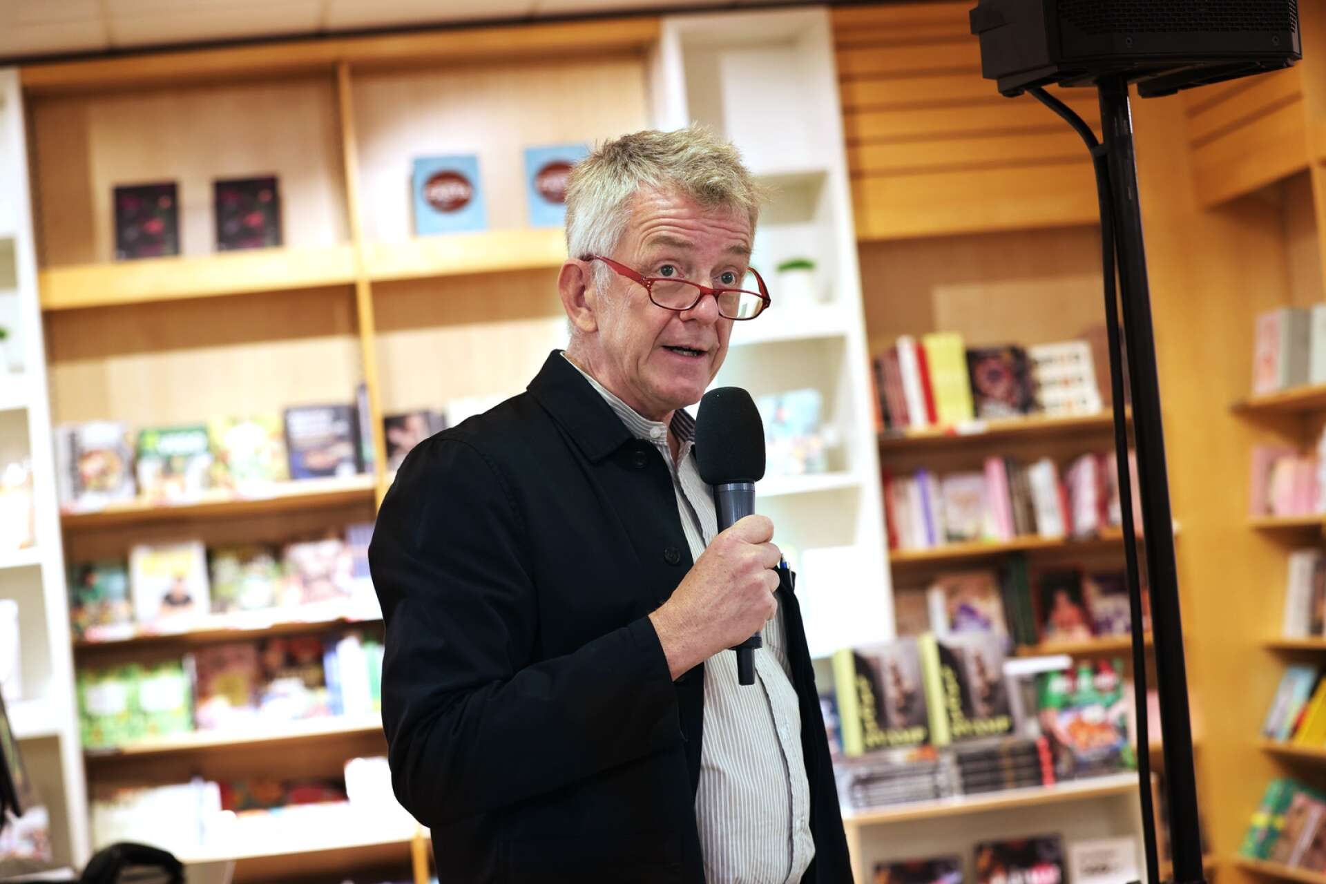 Fredrik Holm från Karlstads humanistiska förening ledde panelsamtalet, som arrangerades av föreningen i samarbete med Akademibokhandeln.