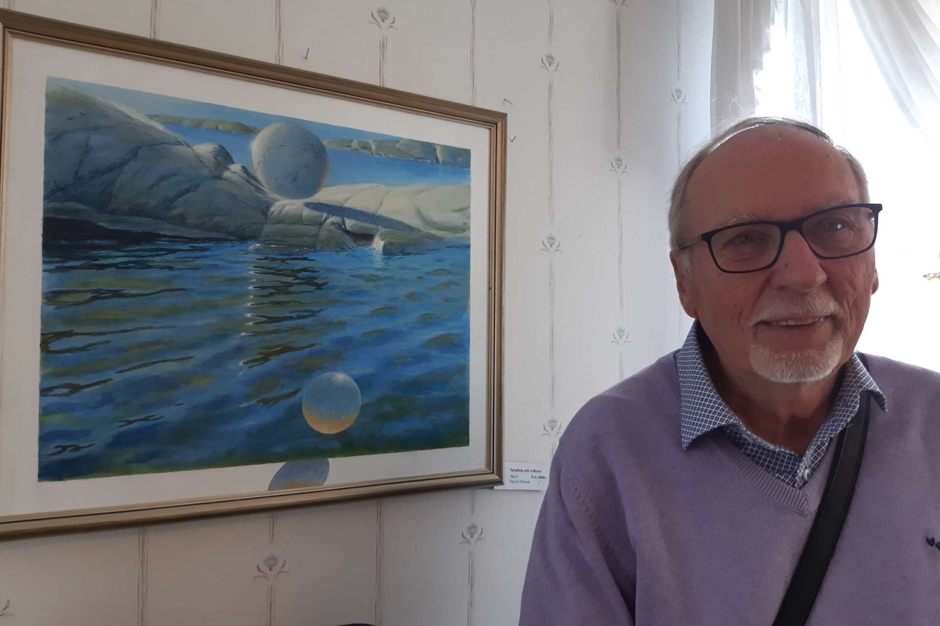 Ingvar Nilsson med en av sina akrylmålningar. Kloten är hans signum.