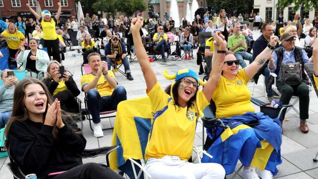 Alva Strålman, Pia Malm och Sara Alvarsson jublar när Sverige bärgat VM-bronset.