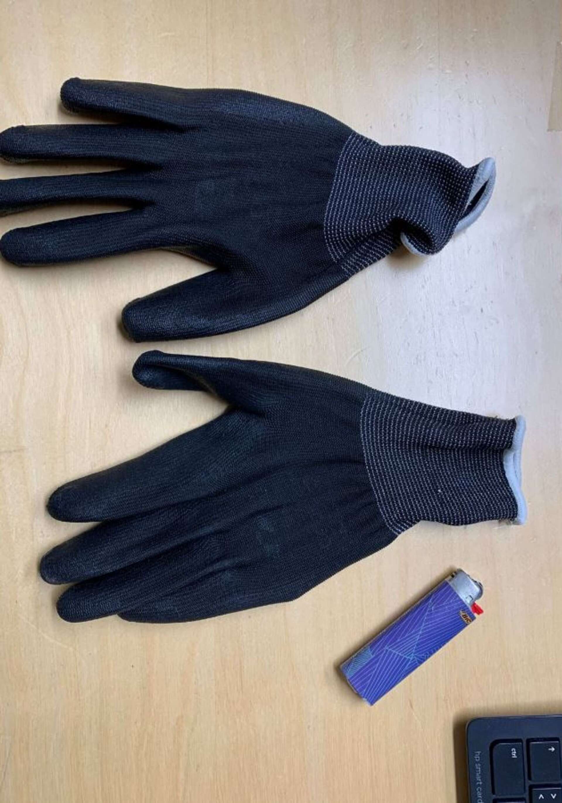 Handskar och tändare som 19-åringen hade på sig under natten.