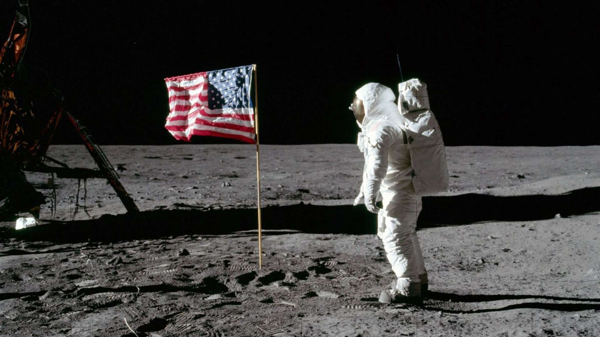 Aldrin gör honnör för den amerikanska flaggan.