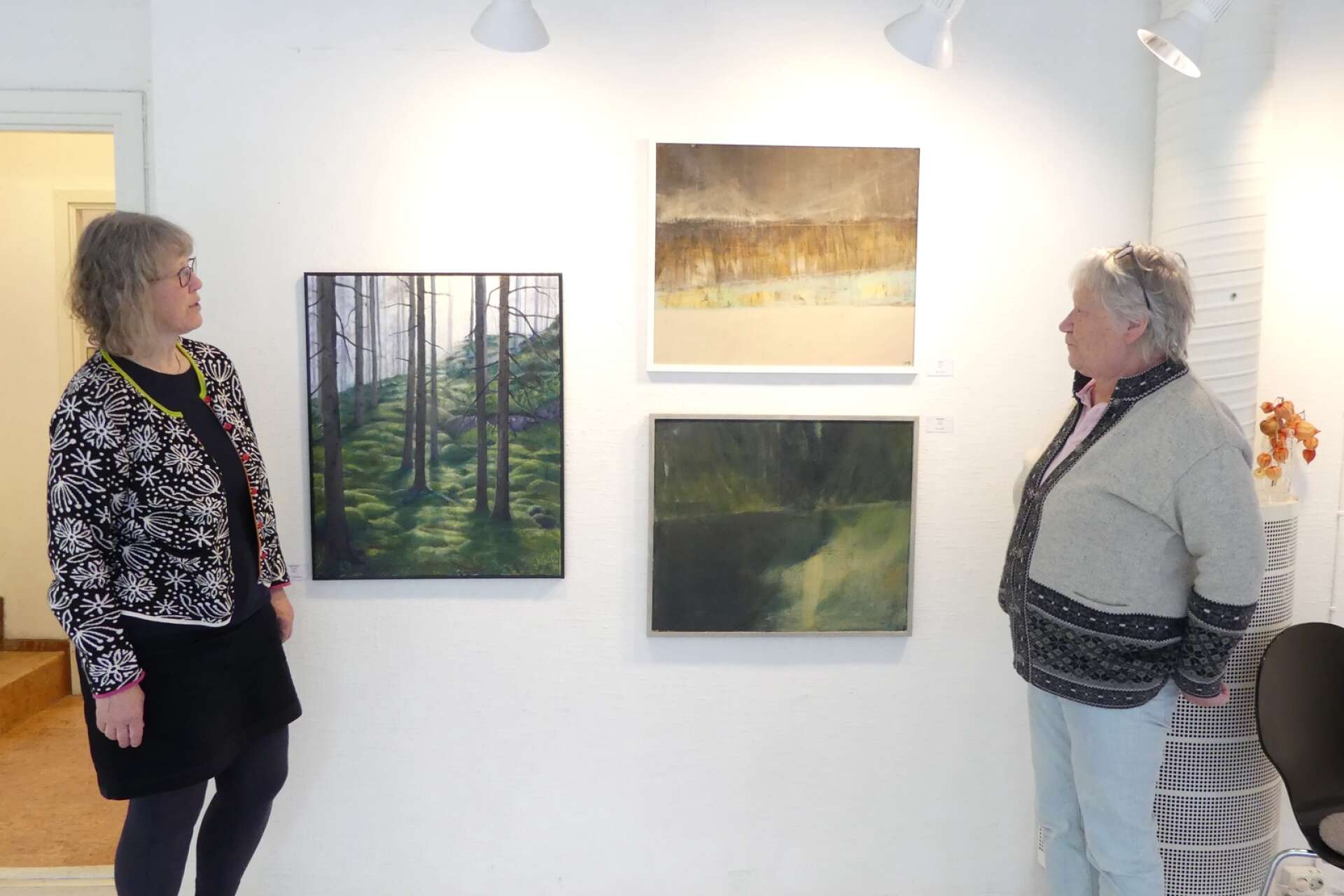 Konstnärerna Märit Gustafsson och Ella Nordal från Dals Ed som ställer ut tillsammans i en utställning de kallar ”Naturligtvis”.
