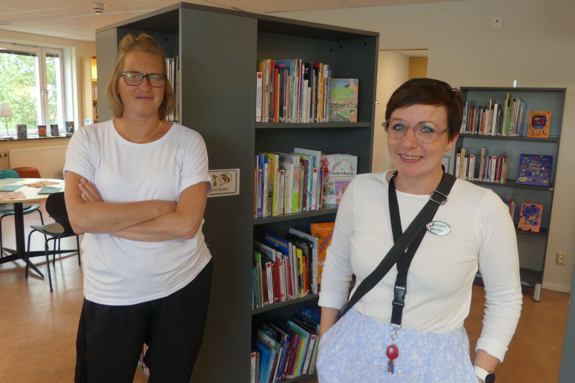 Anna Holmedahl och Caroline Goldstein som jobbar på bibliotekets barn- och ungdomsavdelning berättar vad som händer på biblioteket i sommar och delar med sig av lite boktips.