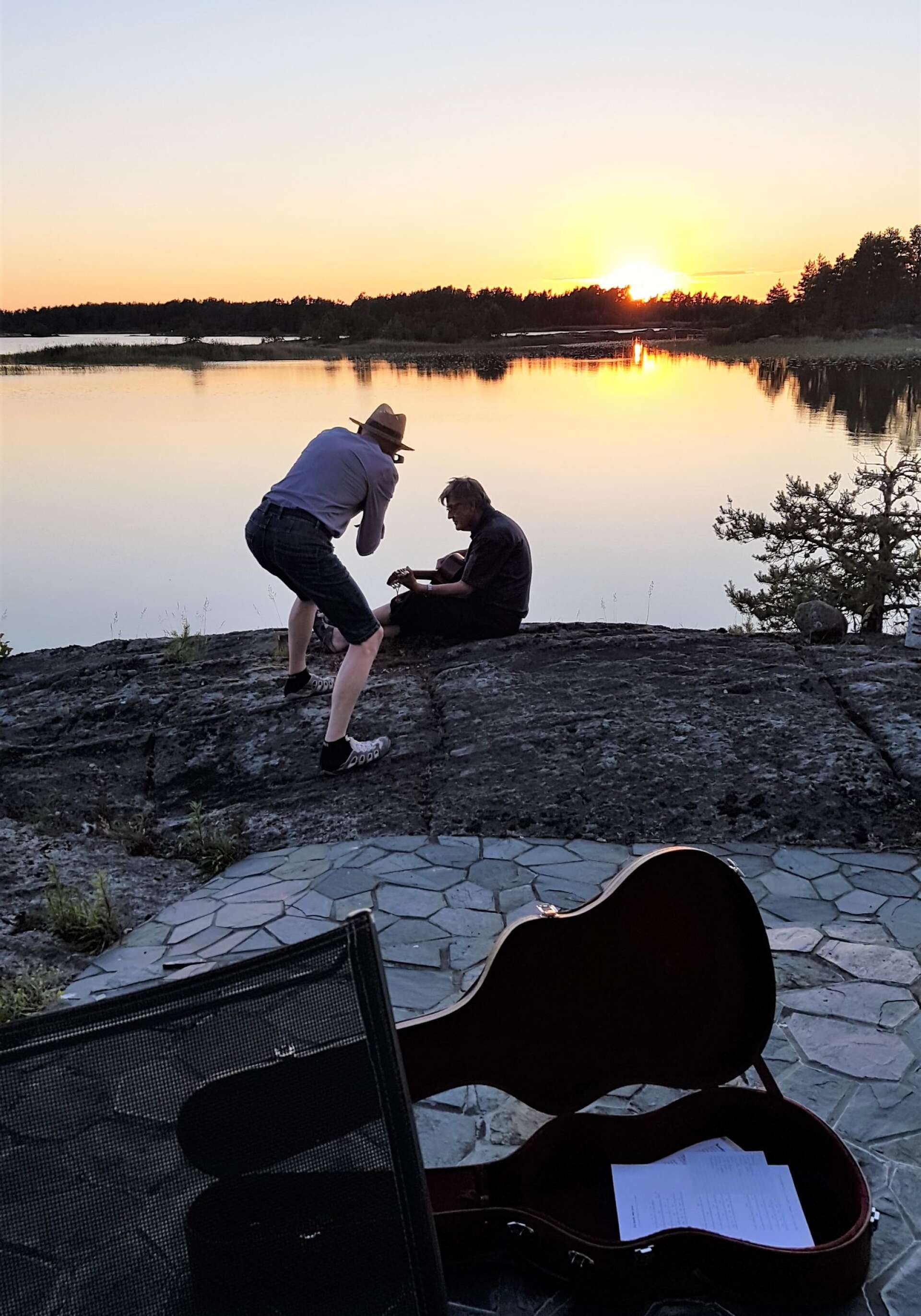 En trubadur inspirerad av solnedgången. Bilden är tagen av Christina Nilsson.