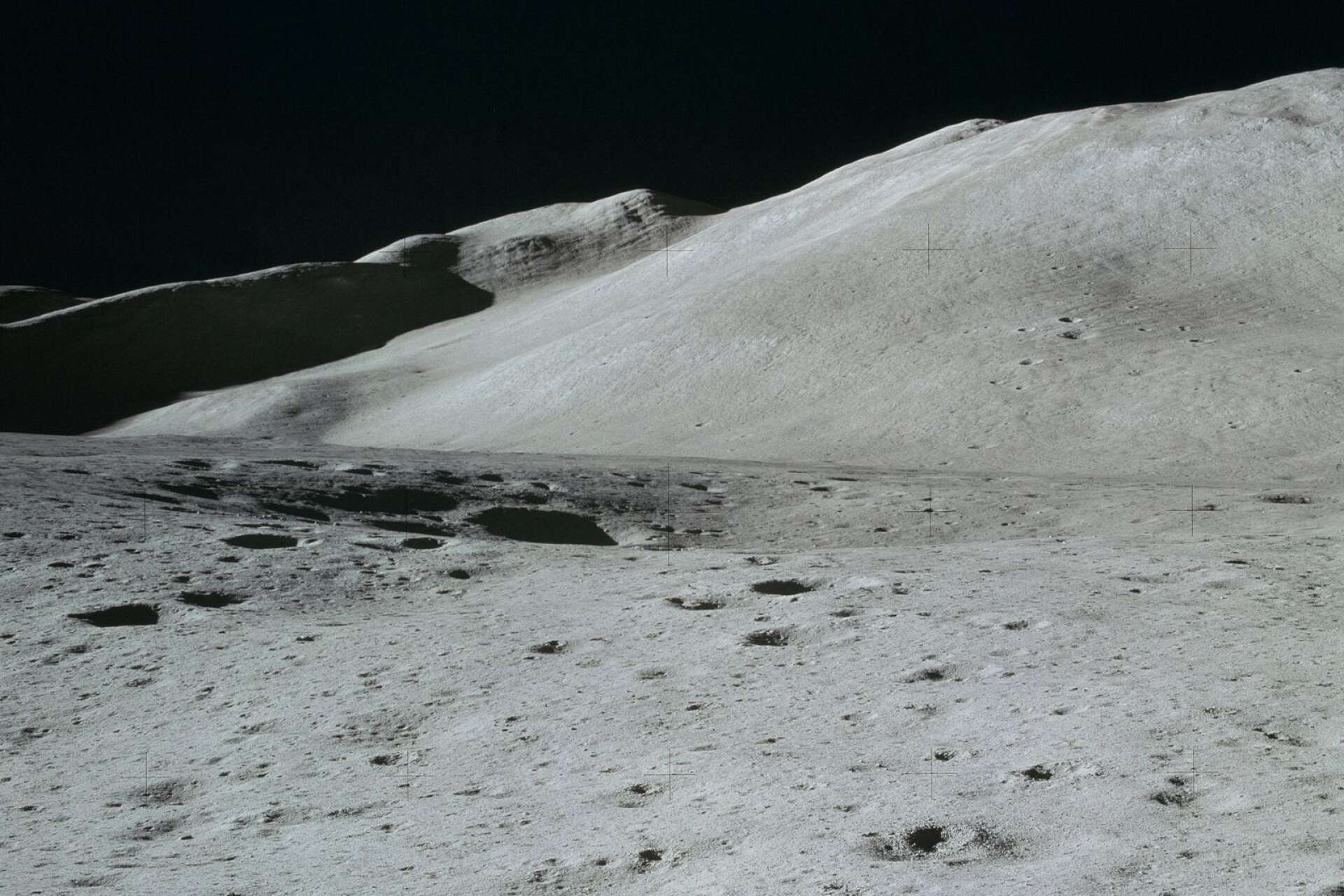 Berget Hadley Delta med Silver Spur sedd från månlandarens tak.