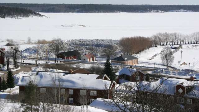 Snöupplag på Måkebergsplan år 2006. Den stora mängden snö väckte då oro för att olämpliga ämnen skulle följa med smältvattnet ut i sjön och skada Vänern och hanteringen blev ett miljöärende.