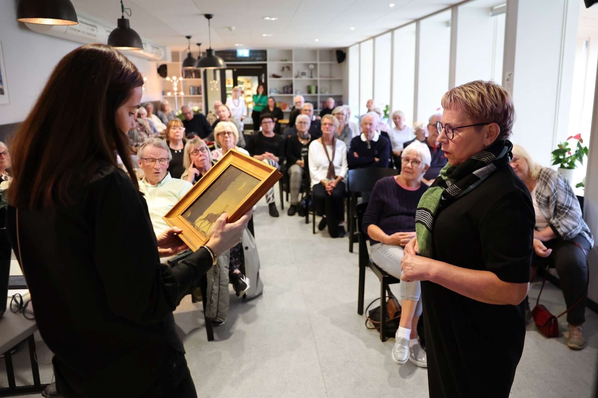 Seniorcenter i Lidköping fick under förra veckan besök av konstexperten Victoria Svederberg som värderade åskådarnas tavlor.