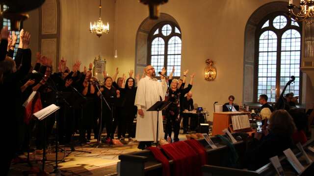 På måndag sjunger kören Candle Lights ihop med Angel Voice och fem musiker i Ullervads kyrka, kvällens team är fred på jorden.