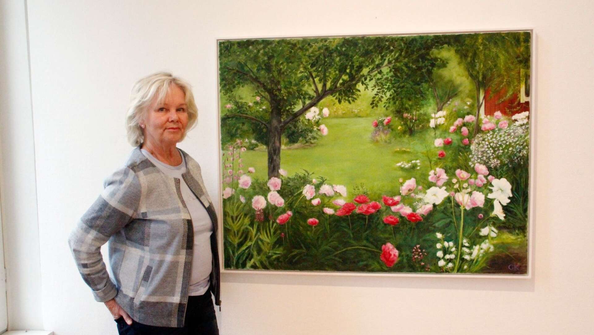 Gunilla Kjellstedt har på lördag vernissage på Åmåls konsthall för en utställning där hon visar verk från studietiden på sextiotalet och framåt. Blommor och minnen från förr betyder mycket för henne. &quot;Nostalgi&quot; kallar hon denna målning som minner om farföräldrarnas trädgård.