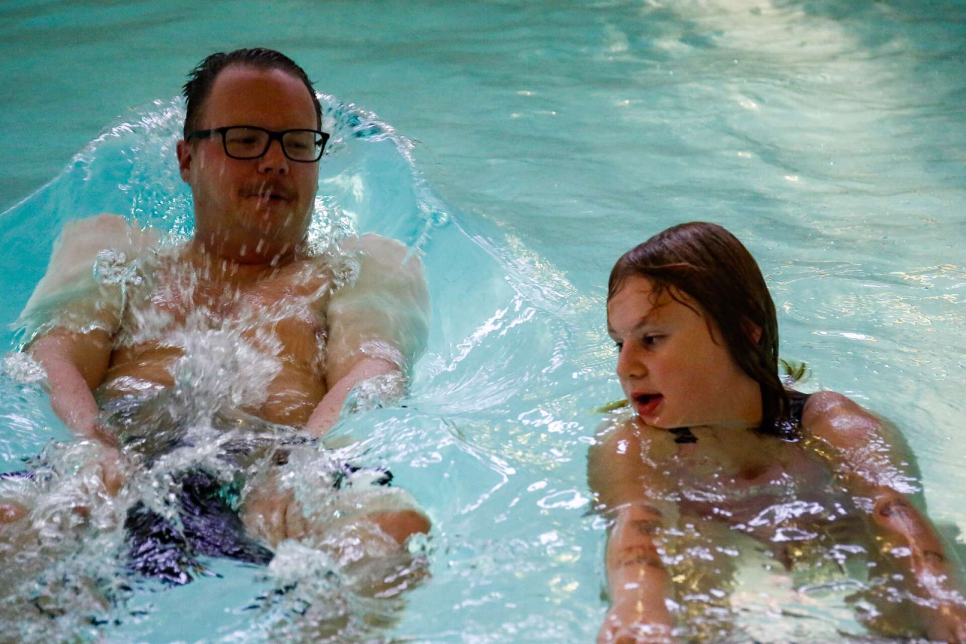 Nu har simskolan för barn med funktionsvariationer startat i Arvika. Astrid Olsson-Danielsson och simläraren Christian Johansson.