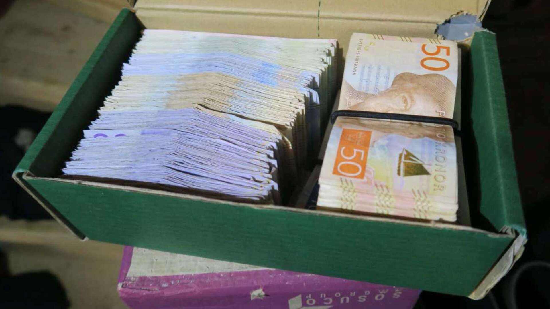 Vid husrannsakan hittade polisen 117 980 kronor. Mannen säger att pengarna kommer från olika försäljningar.