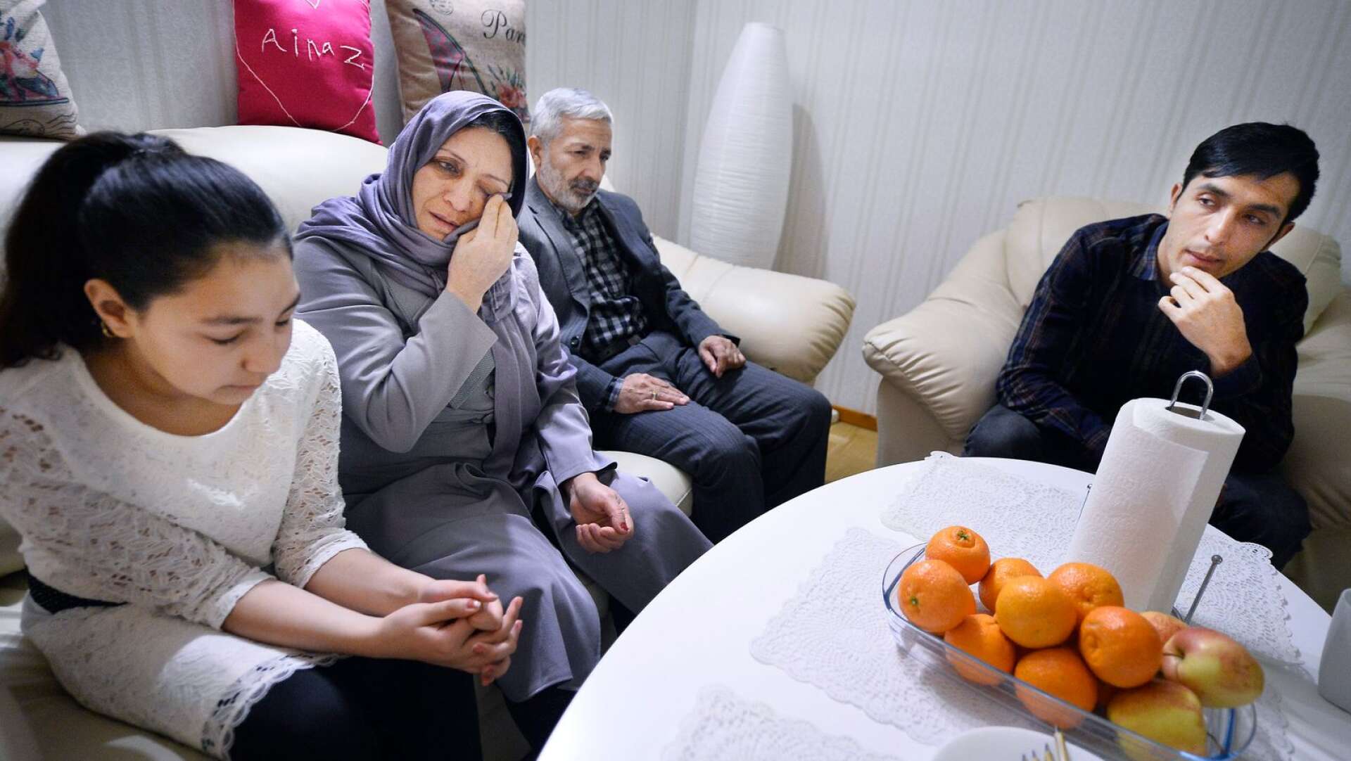 Splittring hotar fortsatt familjen Jalili i Hagfors. Tolvåriga Ainaz Jalili och hennes pappa Ghawsuddin Jalili ska utvisas till Afghanistan enligt Migrationsverkets beslut från början av oktober. Mamma Fatema Sarwani och storebror Aziz Jalili får stanna. Bilden är från förra gången Ainaz och Ghawsuddin hotades av utvisning. Den gången till Tyksland. 