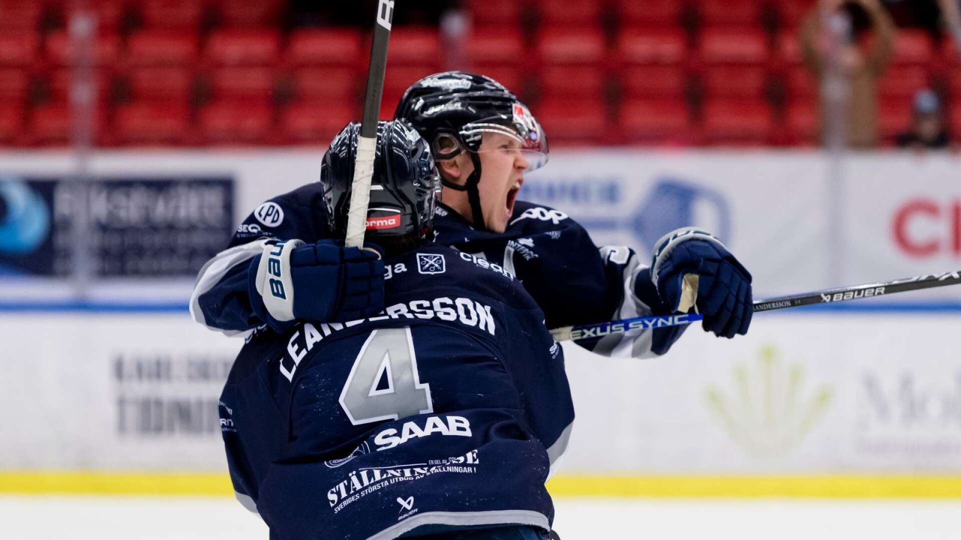 Henrik ”Kingen” Larsson skriker ut sin glädje när han jublar efter segermålet, tillsammans med backkollegan Alexander Leandersson.