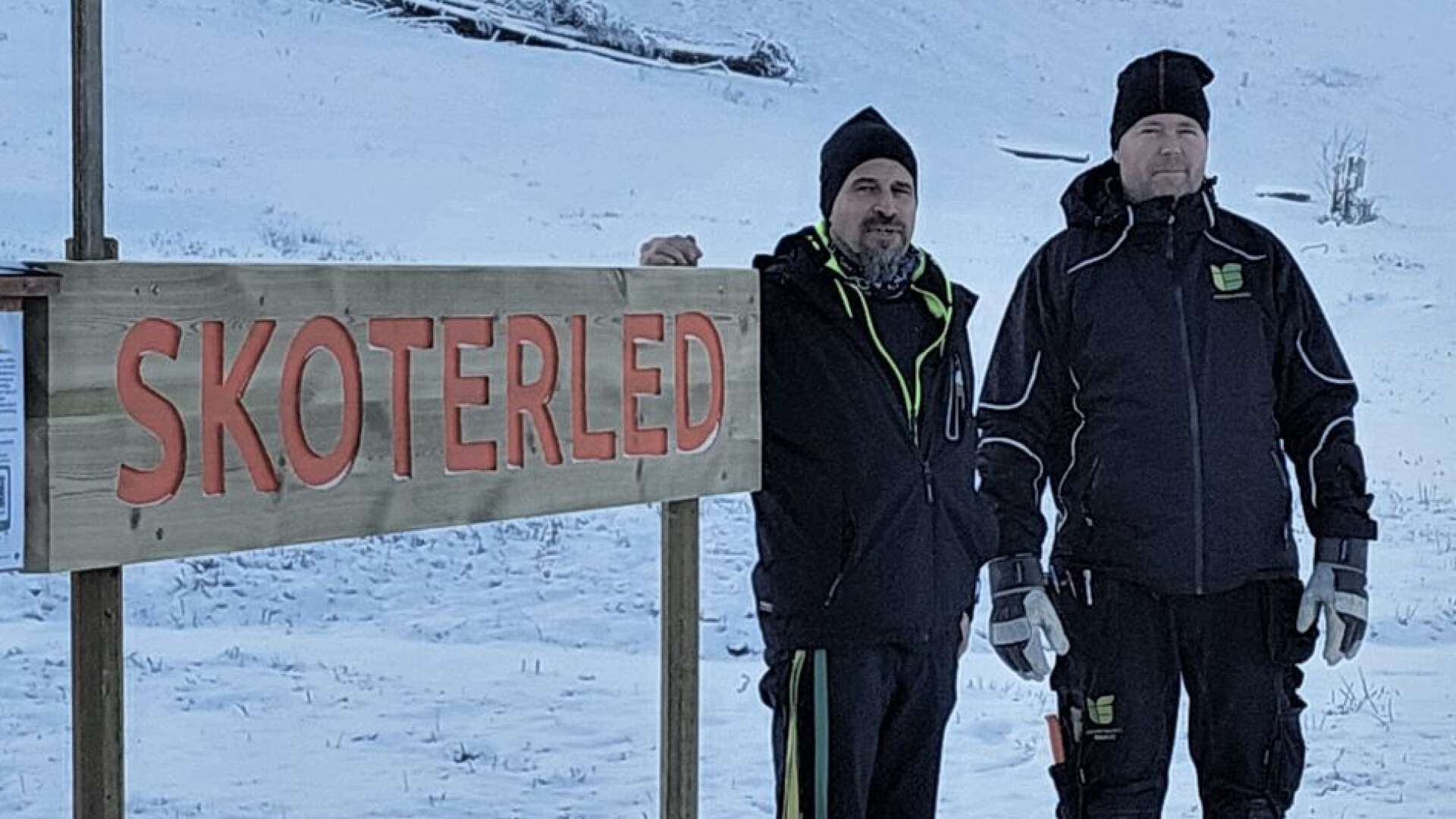 Nu har nya skylten som markerar skoterled kommit upp vid Ski Sunne. Fredrik Svensson, MK West skoter och Sunne ski &amp; bikes Malcom Hardie har haft gott samarbete längs vägen då ena leden byggts bredvid Ekebybacken. 