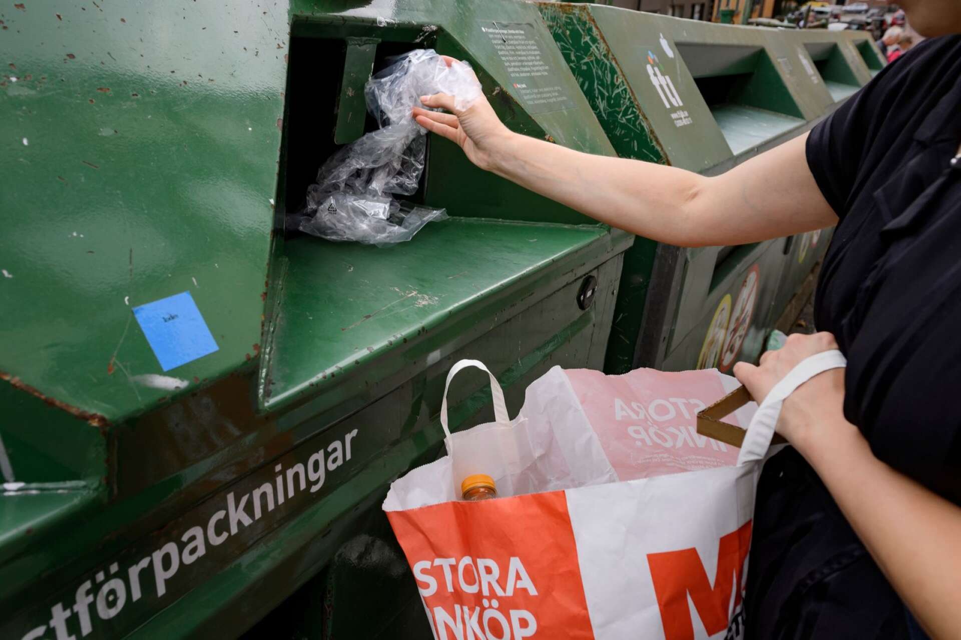 Även om Sverige tillsammans med Tyskland blivit världsledande på återvinning återstår fortfarande massor att göra, konstaterar Helén Williams. ”Jag kan tycka att det är lite sjukt att inte förpackningsinsamlingen ligger vid matbutikerna. Nu tar ju många bilen extra för att återvinna”, säger Fredrik Wikström.