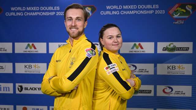 Robin Ahlberg och Therese Westman missade slutspel, men såg till att Sverige får fortsätta spela i A-VM i mixeddubbel.