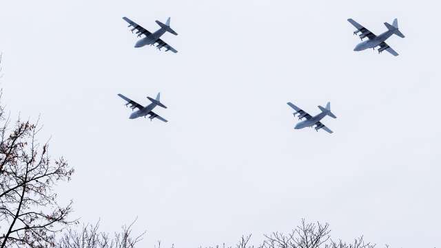 Fyra Herculesplan som tillsammans formerade en julkula flög över Karlstad och Värmland förra året. På lucia är det dags igen.