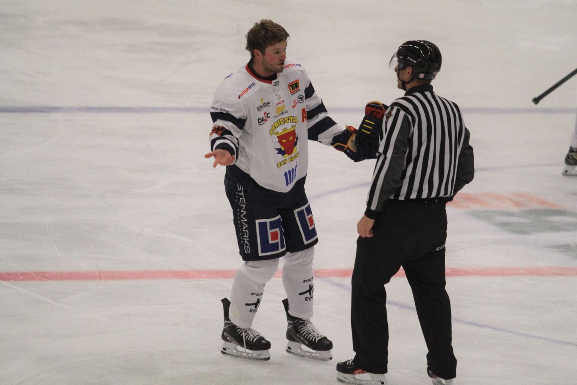 Jesper Lindén var inte alls nöjd med domartrion när han fick lämna isen med ett matchstraff tidigt i den första perioden.