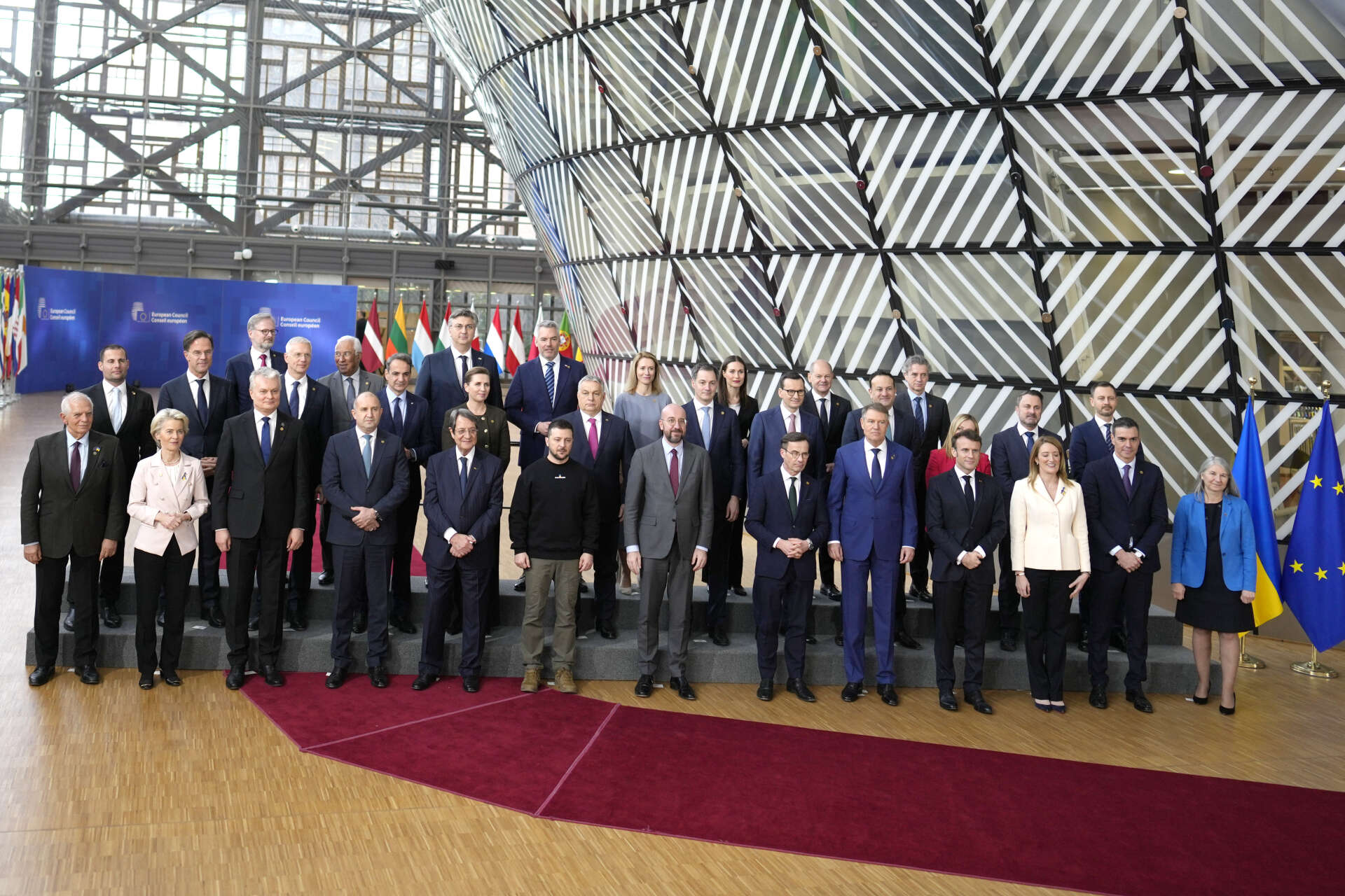 EU-ländernas stats- och regeringschefer på gruppfoto med Ukrainas president Volodymyr Zelenskyj.