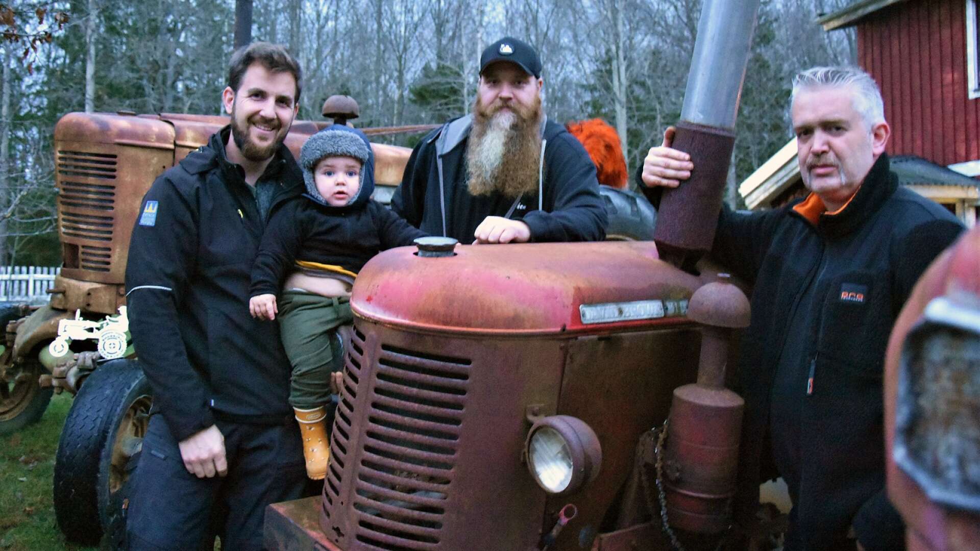 Grannarna Joacim Karlsson, Bjarne Johansson och Johan Karlsson gillar att samlas och snacka traktorer. 