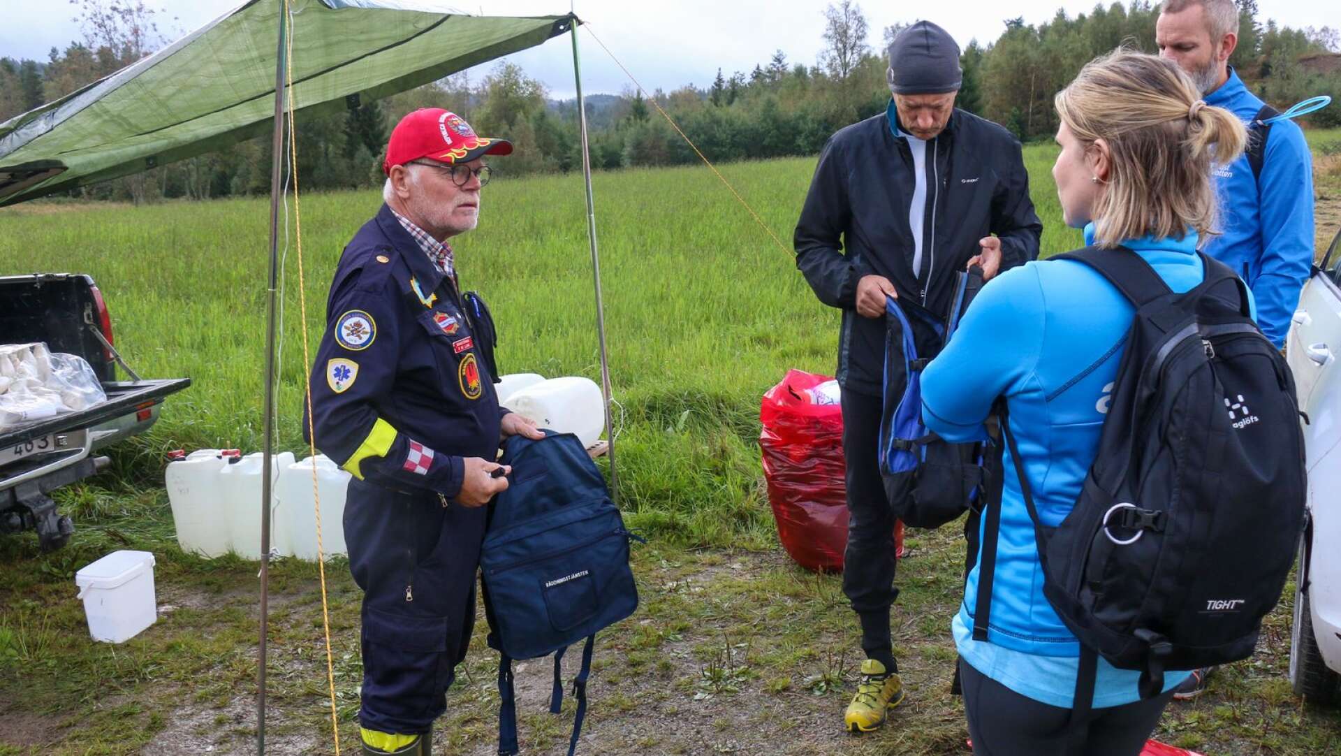 Bosse Ljung i brandmannaklubben instruerar deltagarna innan start.