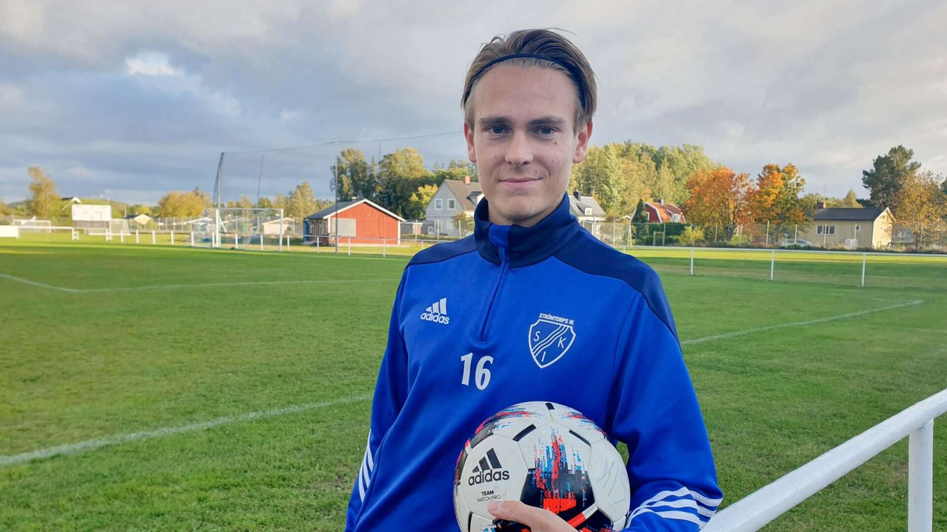 Alexander Karlsson Claesson spelar en viktig roll i Strömtorps IK när det ska avgöras vilket lag som vinner serien och går direkt upp i division 3, och vilket lag som slutar tvåa och får kvala uppåt.