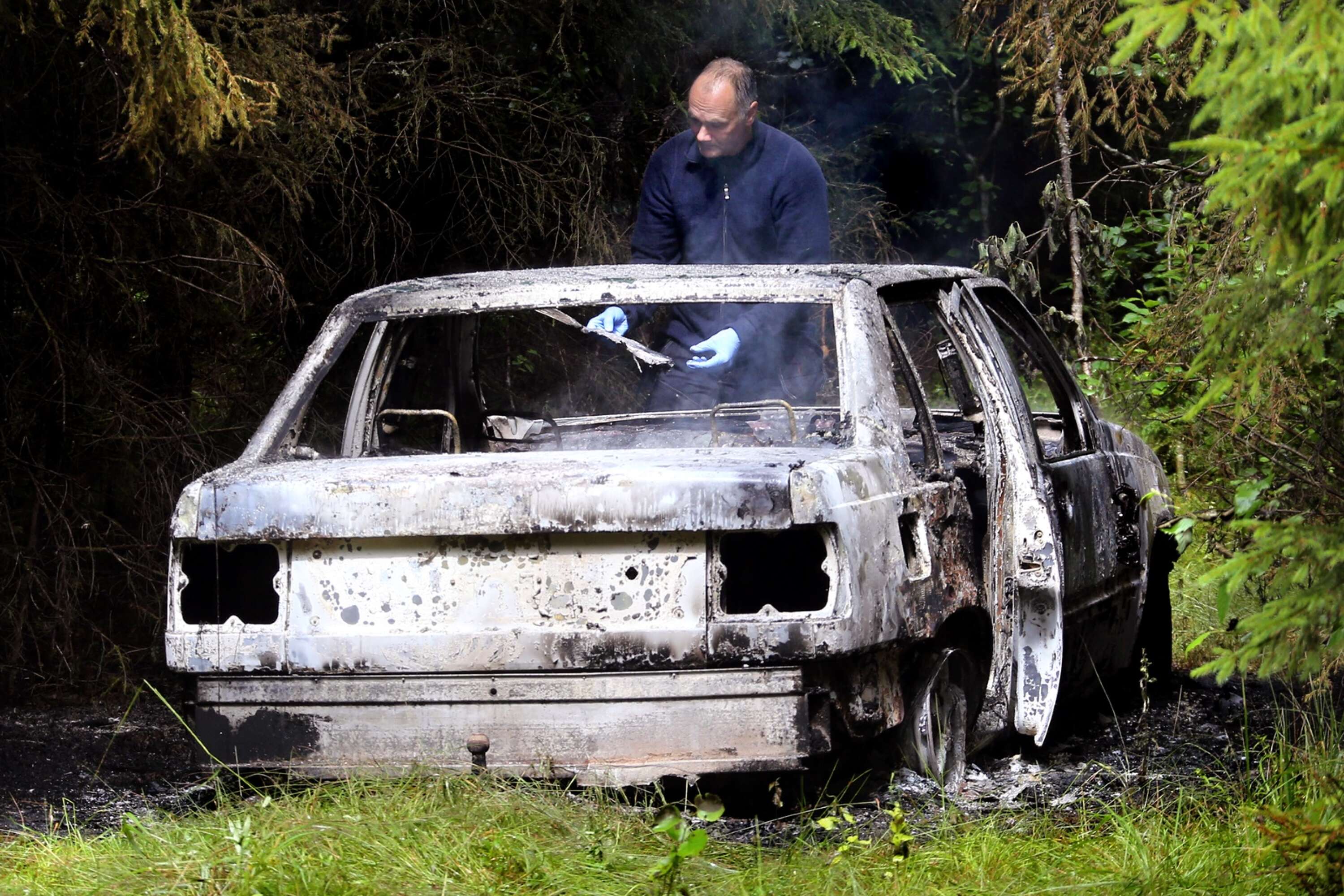 Rånarnas utbrända flyktbil hittades i västra Fågelvik utanför Töcksfors.