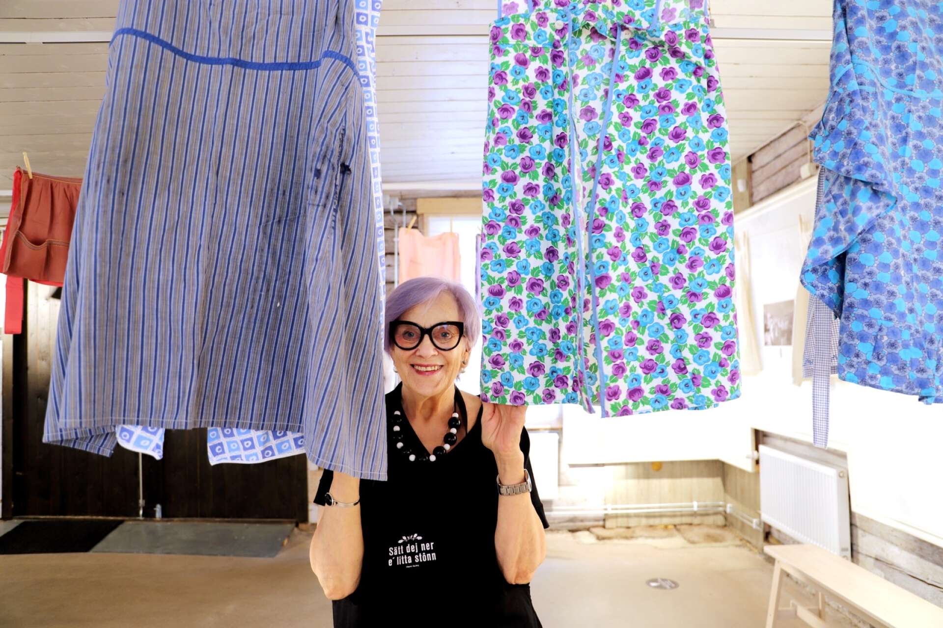 Ewa Persson ställer ut förkläden och berättar kvinnohistoria., när hennes samling ligger till grund för årets sommarutställning på Kristinehamns historiska.