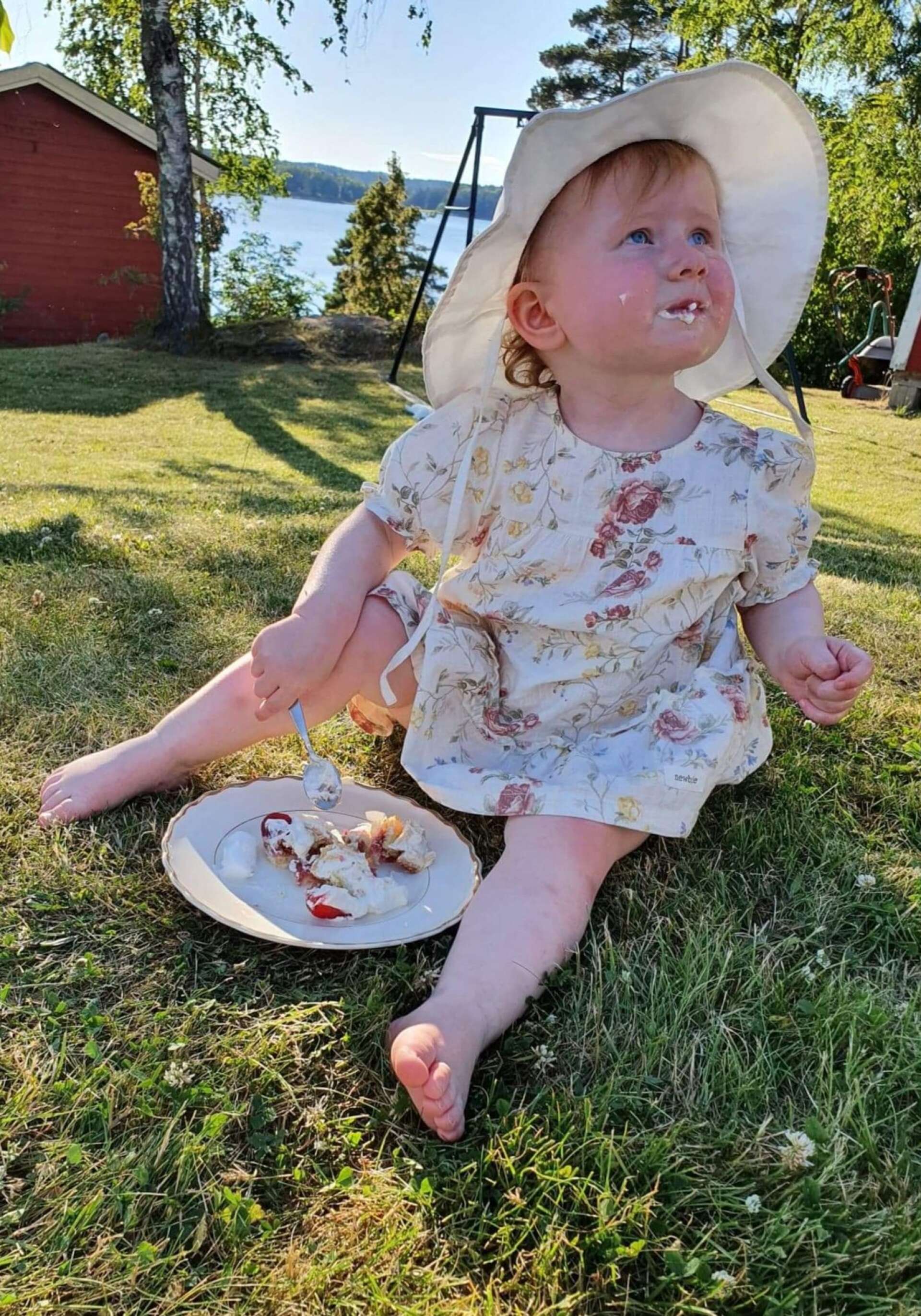 Ellen, 1 år,  firar midsommar i Harnäs. Fotograf är farmor Ann-Louise Jansson.