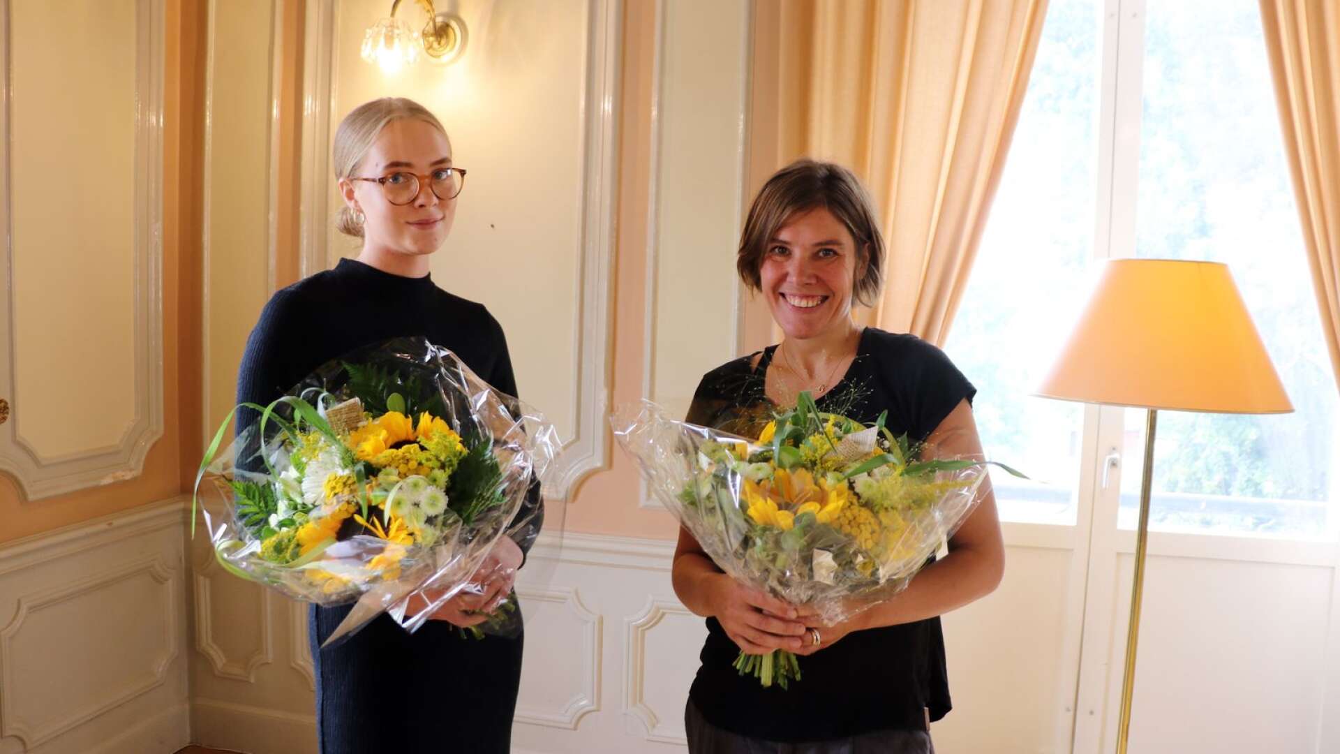 Cornelia Jansson tog emot Dalslands Sparbanks skrivarstipendium och Malin Eriksson Sjögärd fick årets litteraturpris.