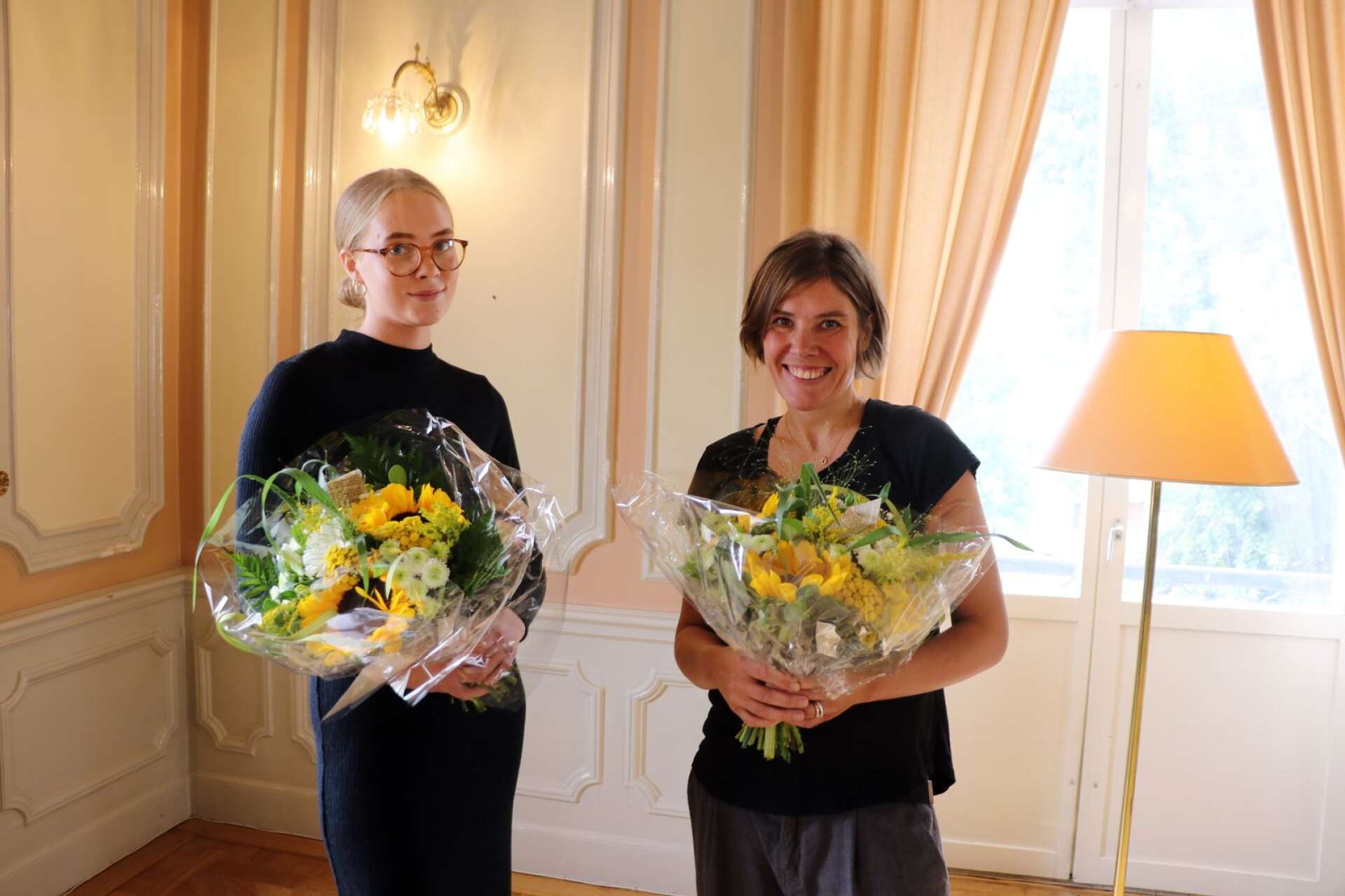 Cornelia Jansson tog emot Dalslands Sparbanks skrivarstipendium och Malin Eriksson Sjögärd fick årets litteraturpris.