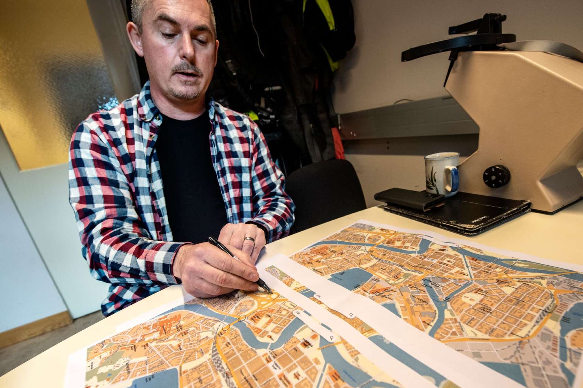 David Padel, trafiklärare med över 30 års yrkeserfarenhet av Karlstadstrafiken, ringar in var de värsta och farligaste trafikstockningarna sker i Karlstad. 