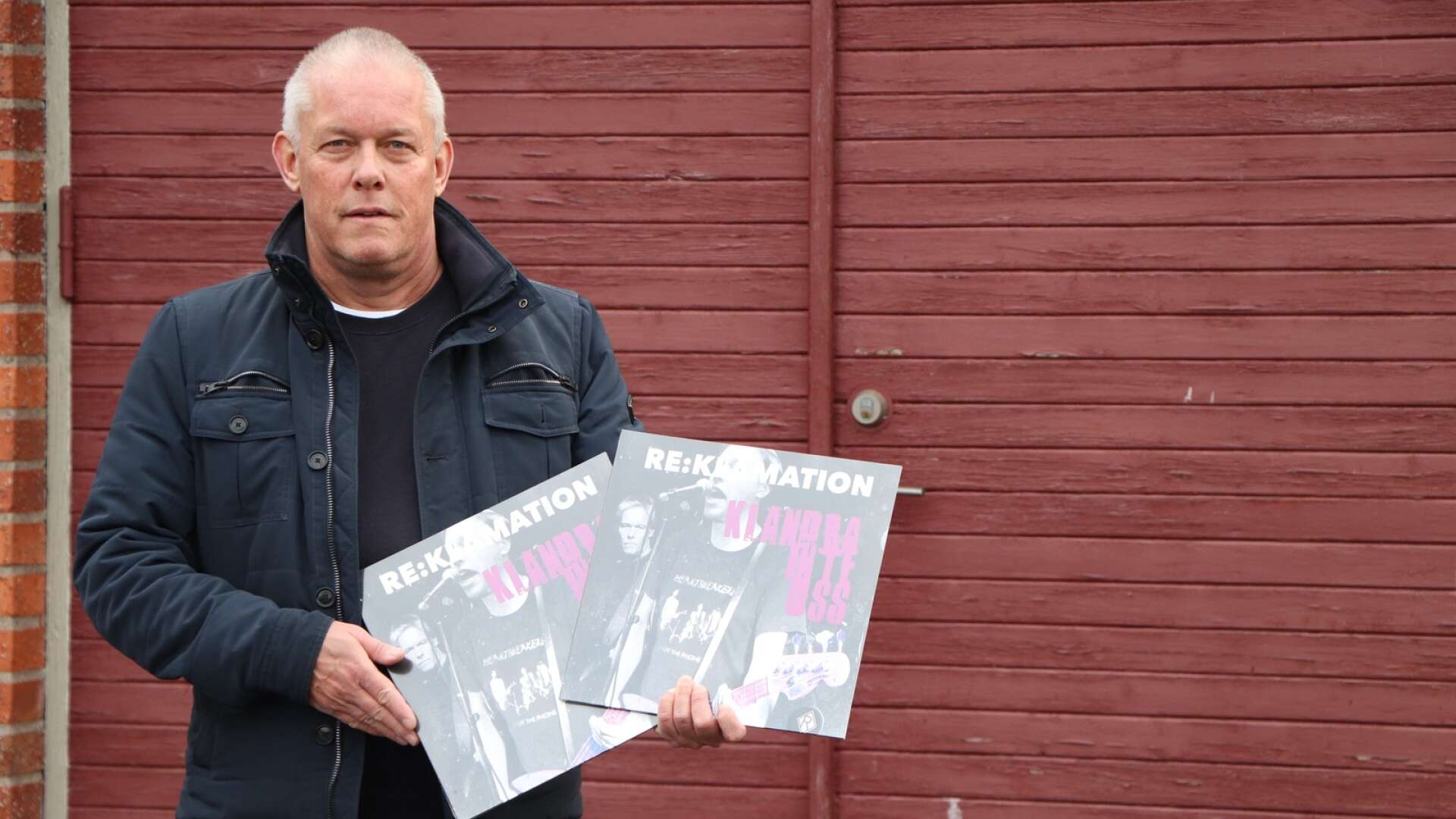 Gitarristen Martin ”Kvalster” Andersson med punkbandet Re:klamations nya platta, som läpps 43 år efter skivan Namnlös EP.