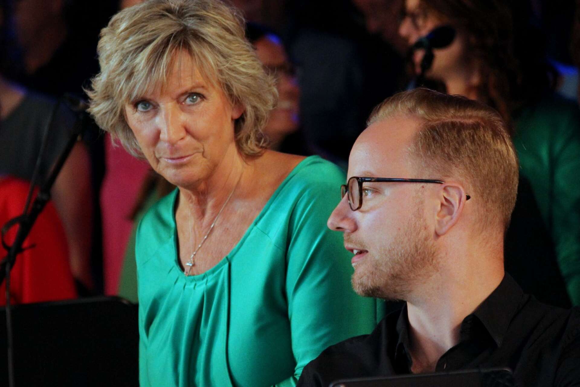 Michael Ottosson vid flygeln tillsammans med mamma Birgitta Stenbratt.