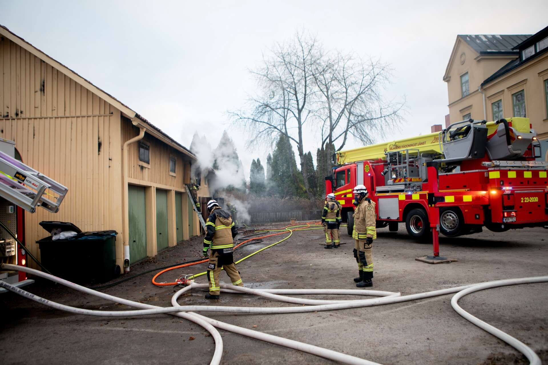 Räddningsstyrkor arbetade med att släcka fullt utvecklad brand i garage på Jannelundsvägen i Degerfors. 
