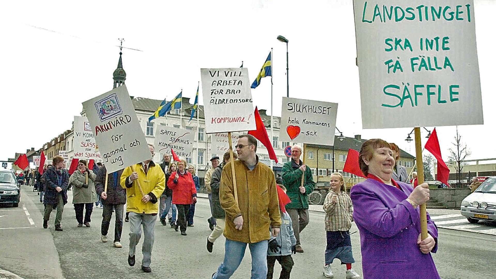 När Socialdemokraterna demonstrerade på 1 maj 2001 så blev det i praktiken också en demonstration mot partiets egen landstingsgrupp. Det hjälpte inte. Fyra månader senare stängdes akutmottagningen på sjukhuset i Säffle. 