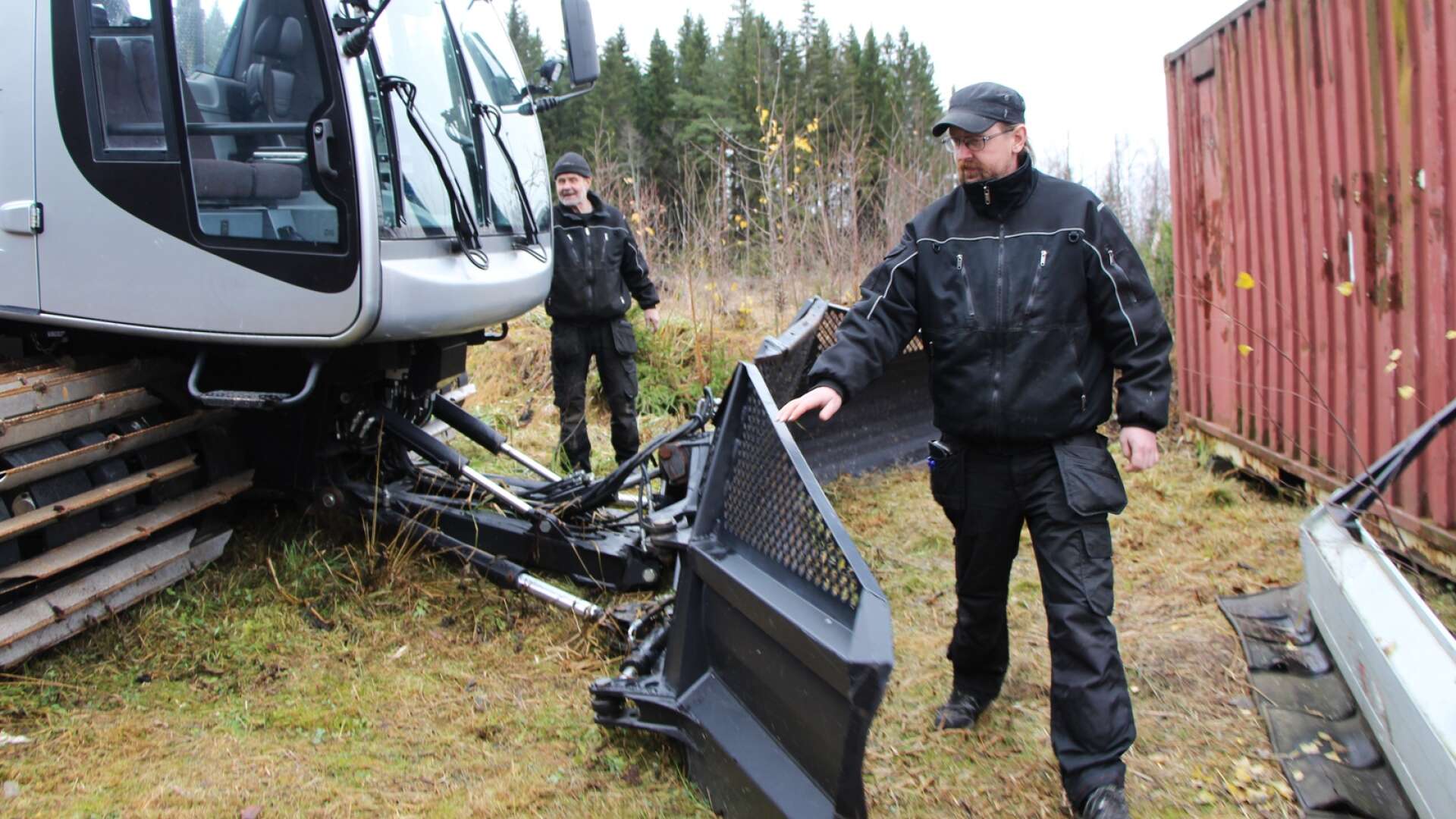 Auktionisterna Emil och Bernt Nilsson synar en av pistmaskinerna vid Ski Sunne, inför en eventuell försäljning.