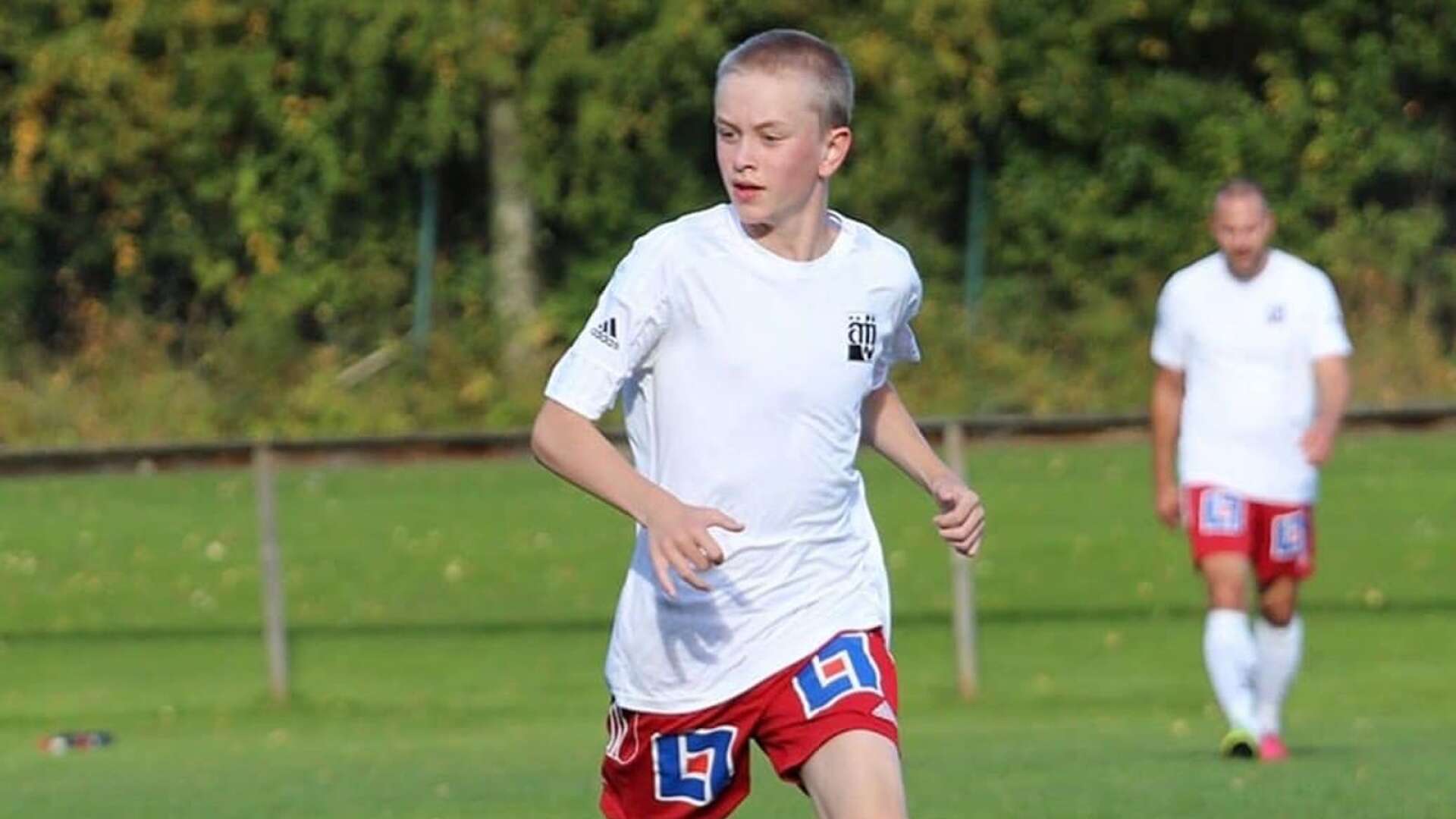 Edwin Norell Näslund fyller 13 år i morgon onsdag och i söndags gjorde han sitt första seniormål för Ämterviks FF i division 7.