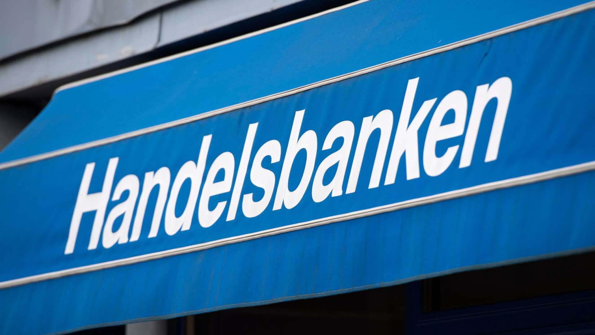 Handelsbanken har meddelat att de lägger ner hälften av sina lokala bankkontor. 