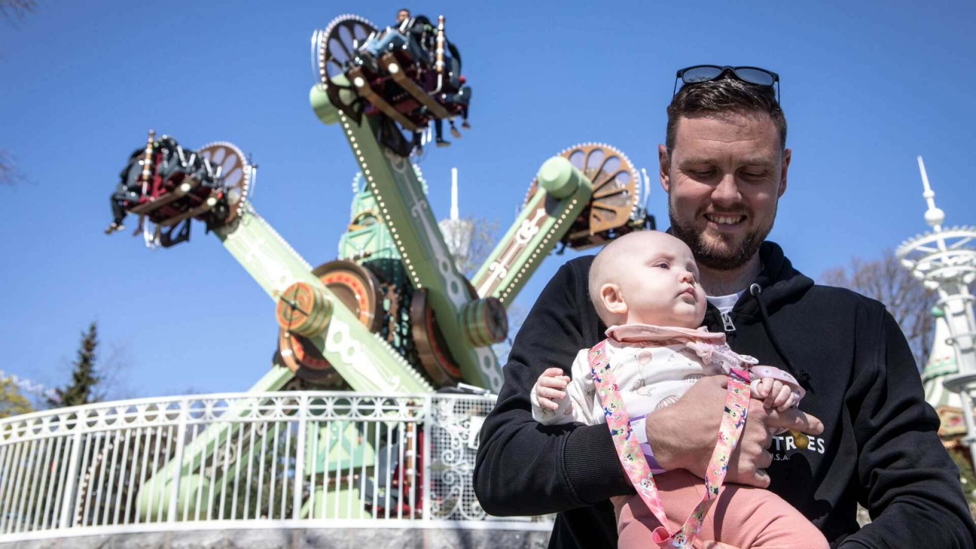 Luna Zettegren, 3 månader med pappa Emil framför Lisebergs nya attraktion Luna Park.