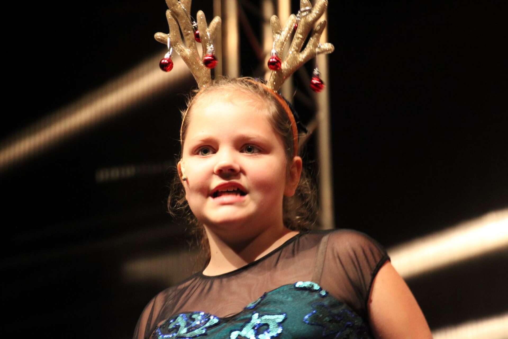 Moa Olsson sjöng solo i Mössens julafton.