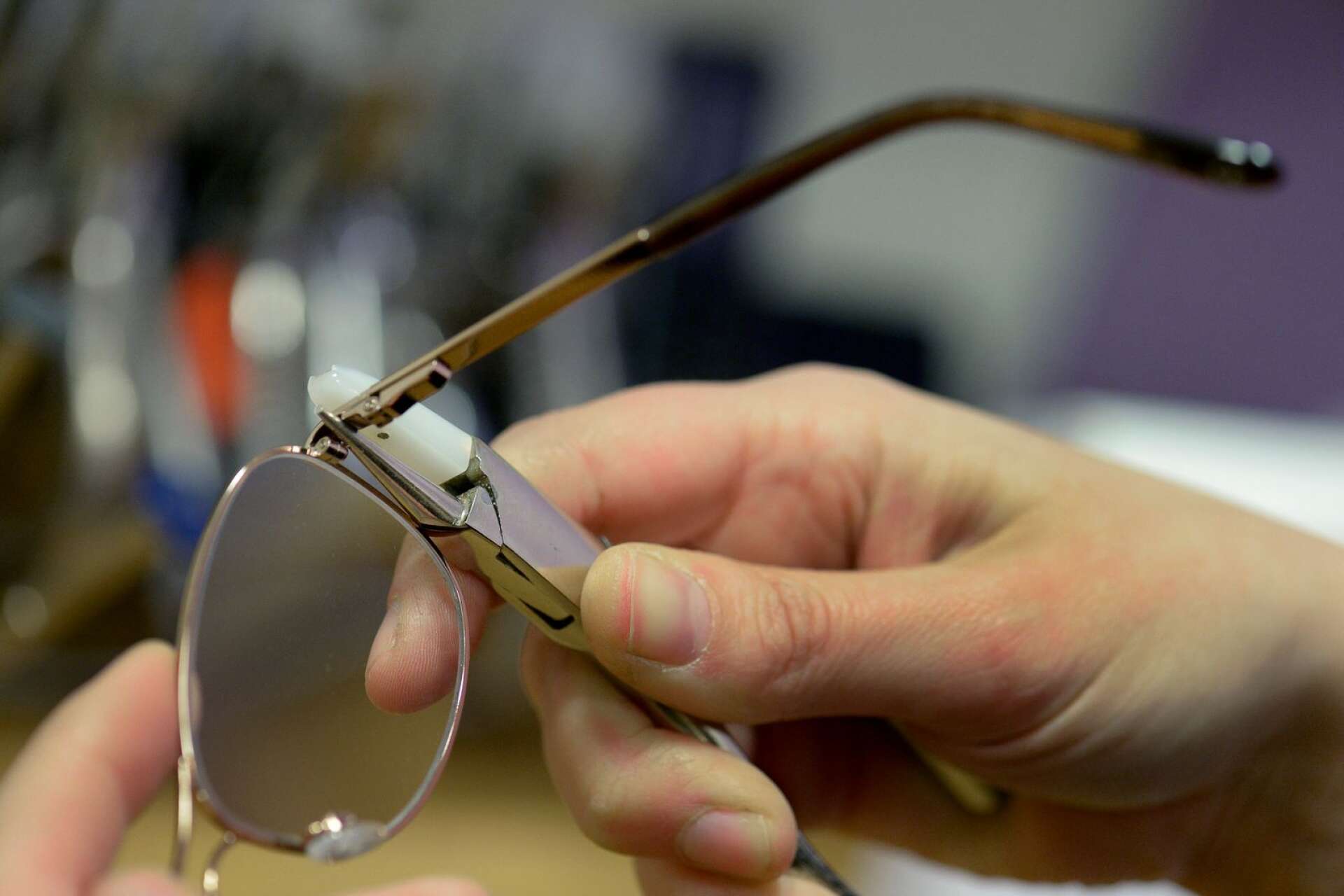 Insändarskribent undrar varför inte Karlskoga kommun ersätter förstörda glasögon.