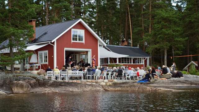 Att lyssna till konsert nere vid vattnet en ljummen sommarkväll hör till en av sommarens stora höjdpunkter. Fem kvällar i rad arrangeras konserter i det ombyggda båthuset i Smöga. 