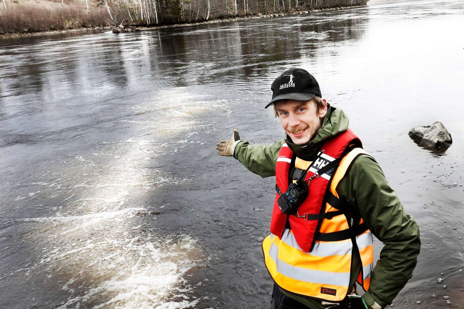 Johan Leander, uppvuxen i Svarttjärn är doktorand på Institutionen för ekologi, miljö och geovetenskap och Företagsforskarskolan vid Umeå universitet. Nu har han upptäckt att fiskar gärna undviker bubbelbarriärer, vilket kan leda bort dem från farliga passager.