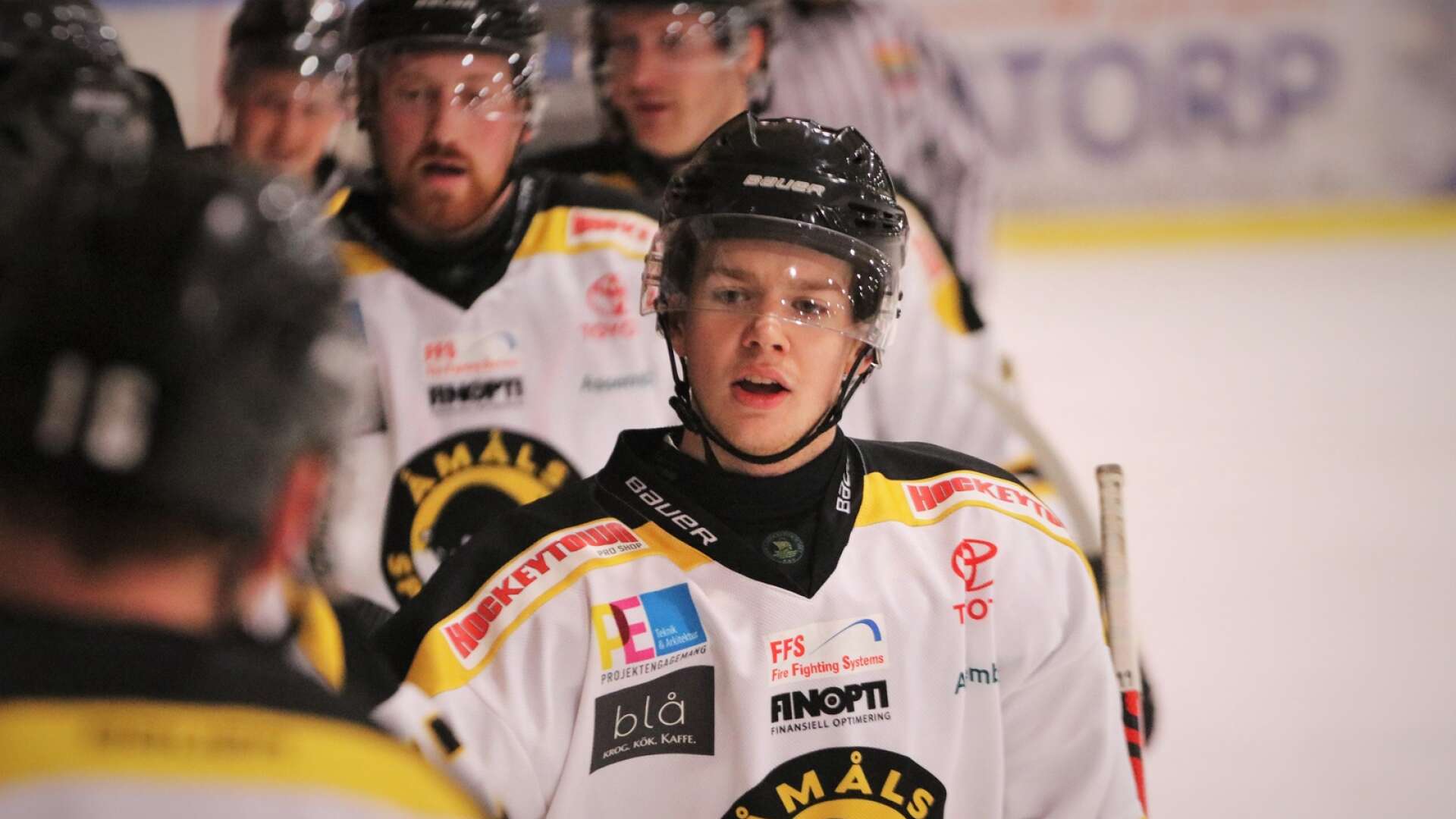 Åmål tog en klar seger med 10–0 mot Guldsmedshytte SK. Isac Nilsson avslutade målskyttet. 