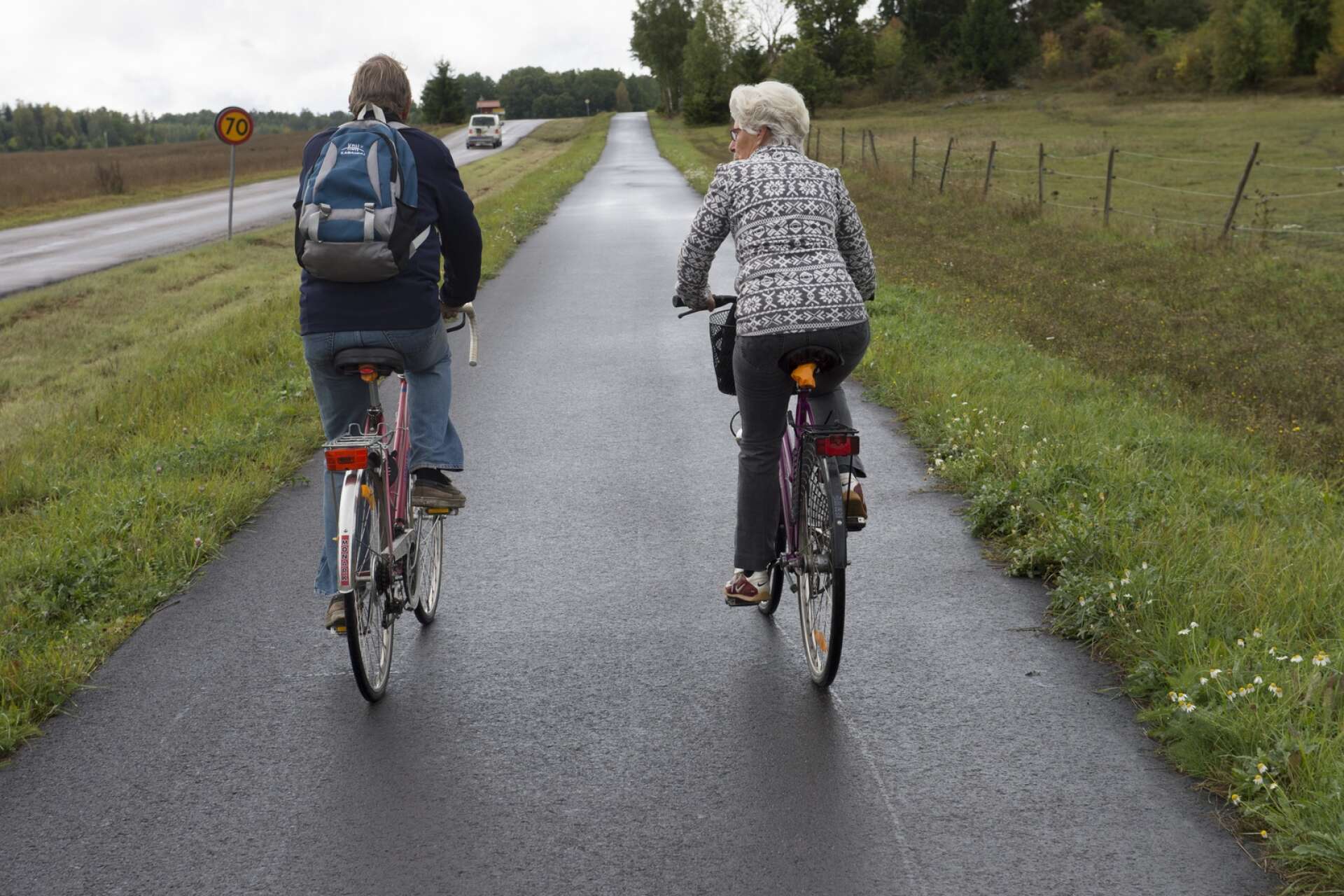 Det bästa vore att ha separata cykelbanor. Men det är både kostsamt, tar tid och är utefter många vägsträckningar omöjligt, skriver Cecilia Boman Lindström, Ferman Brodrej och Birger Tågmark.