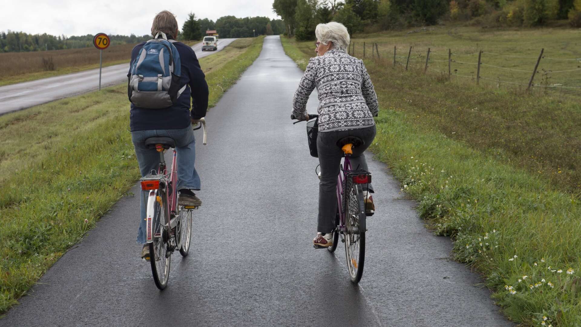 Det bästa vore att ha separata cykelbanor. Men det är både kostsamt, tar tid och är utefter många vägsträckningar omöjligt, skriver Cecilia Boman Lindström, Ferman Brodrej och Birger Tågmark.