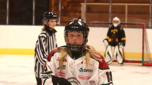 Wilma Hellgren är en av förhållandevis många Åmålstjejer som valt ishockey. Under lördagen representerade hon tillfälligt Bofors/Kristinehamn, som hade spelarbrist.