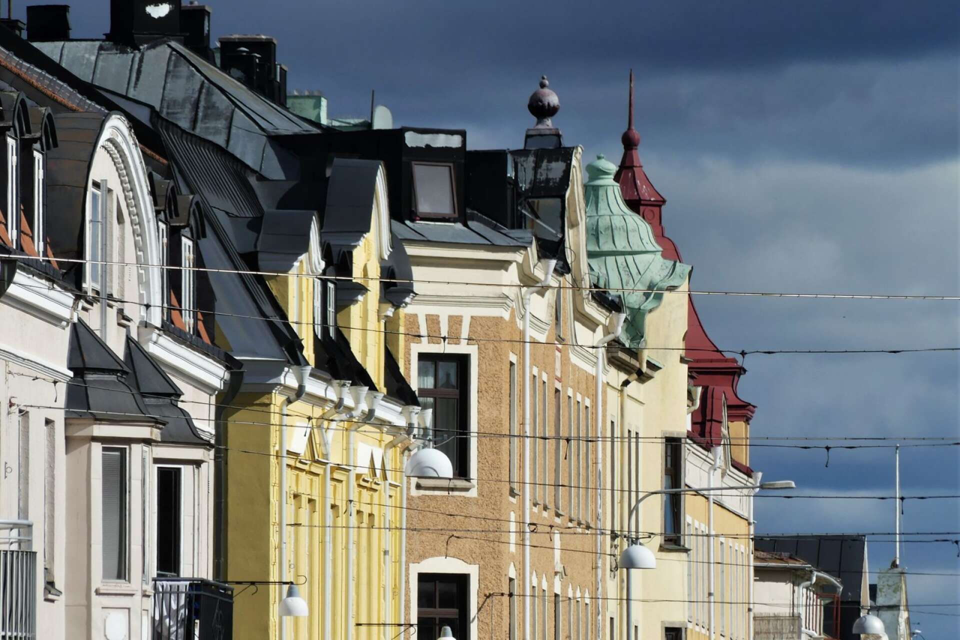 Miljöpartiet vill att kommunen tar fram en policy för omvårdnaden av Åmåls kulturhistoriska byggnader.